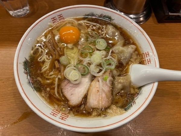 「ワンタンメン＋生たまご」@共楽の写真