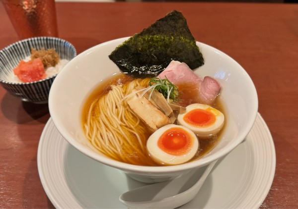 「津軽煮干し中華蕎麦（味玉入り）¥950、白ご飯¥150」@酒肴場 屯の写真