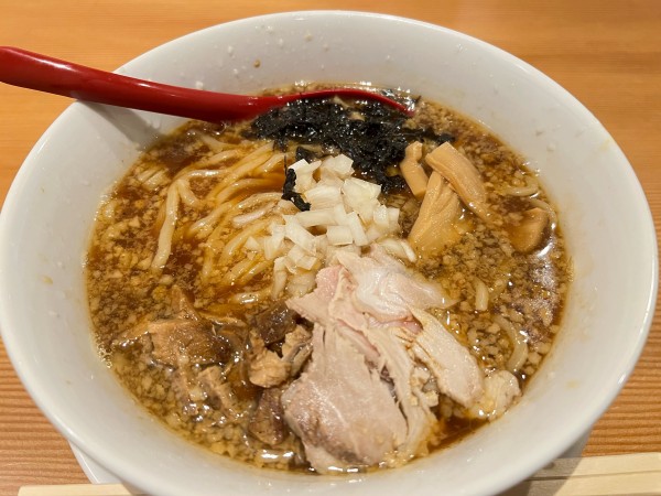 「燕三条背脂醤油ラーメン」@焼きあご塩らー麺 おおさわの写真