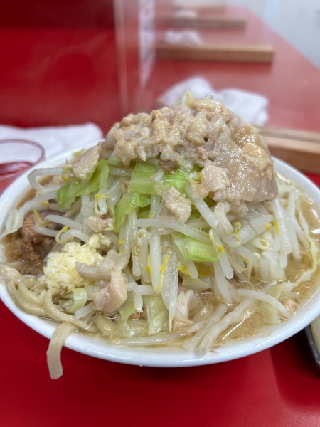 「ラーメン小 ニンニク少なめアブラ＋千切生姜」@ラーメン二郎 神田神保町店の写真