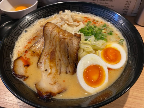 「銀らーめん＋肉＋メンマ＋白めし卵付き」@らーめん渡邉の写真