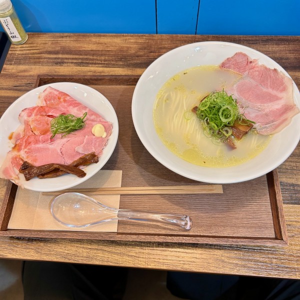 牡蠣塩ラーメン（800円）＋肉丼（300円）