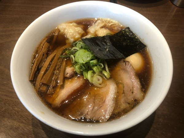 「醤油特製ラーメン＋大盛り」@らぁ麺 すぎ本の写真