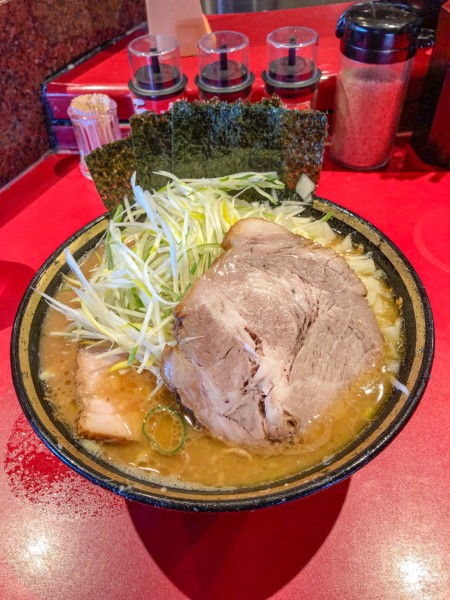 「ラーメン中盛+下仁田ネギ+タマネギ+特上チャーシュー」@厚木家の写真