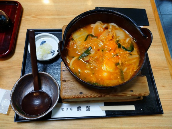 「チゲ鍋うどん（900円）＋生卵（50円）」@そば処 亀屋の写真