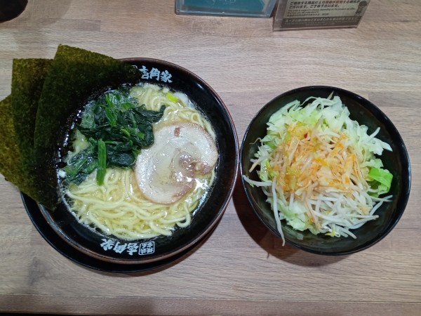 「家系ラーメン醤油並＋もやキャベ」@横浜家系ラーメン 壱角家 渋谷センター街店の写真