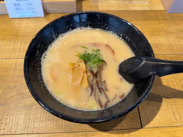 「豚骨ラーメン  (820円→650円)リニューアル記念価格」@ラーメン 一笑の写真
