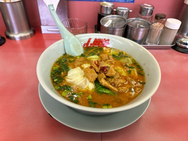 「限定　もつ味噌ラーメン　1050円」@ラーメン山岡家 瑞穂店の写真