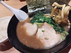 「ラーメン並(固め)(800)＋ライス中無料」@今野家 大船店の写真