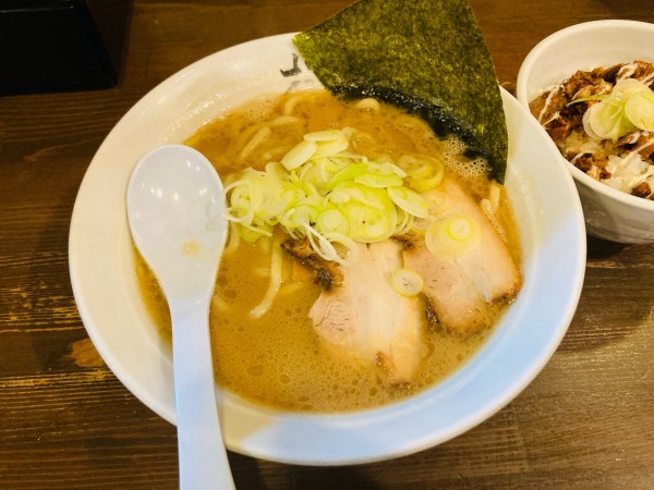 「きわみらーめん(太麺)＋チャーシューご飯」@ラーメン堂 極の写真