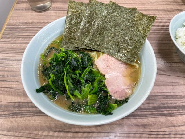 「ラーメン並+ほうれん草」@横浜ラーメン 武蔵家 武蔵境店の写真