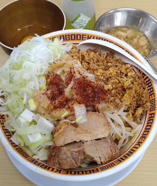「辛汁なし+長ねぎ､フライドオニオン､生卵」@麺屋 顎で喰らえの写真