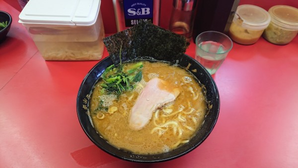 「らーめん中盛」@ラーメン杉田家の写真