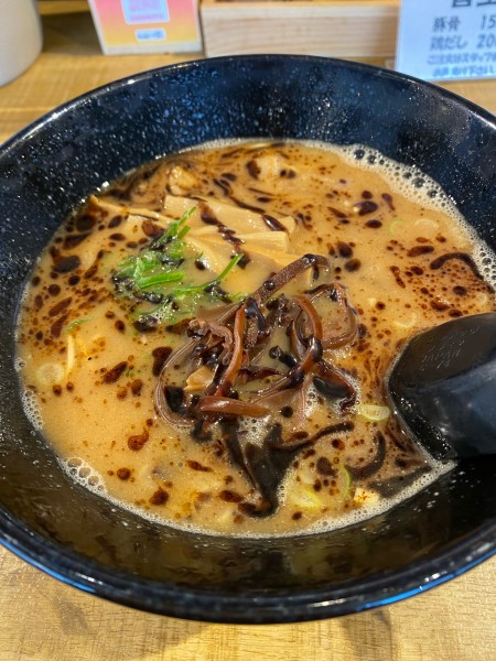 「豚骨ブラック900円➕バリカタ」@ラーメン 一笑の写真