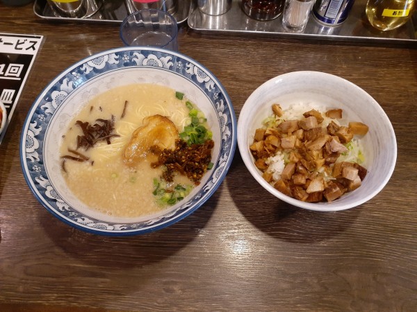 「博多豚骨、替玉２玉、チャーシュー丼」@らーめん たつ屋の写真