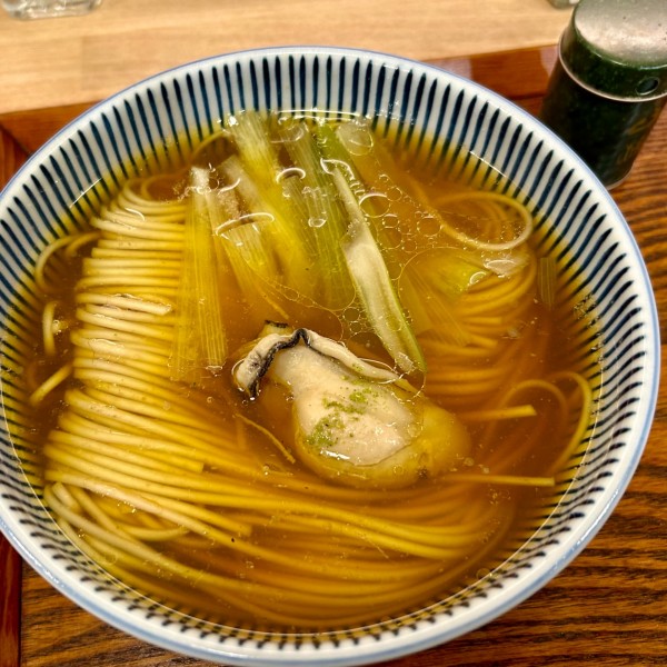 「【きまぐれ限定】牡蠣と山朝倉山椒の稲庭中華そば（牡蠣１つ）」@キッチンきらくの写真