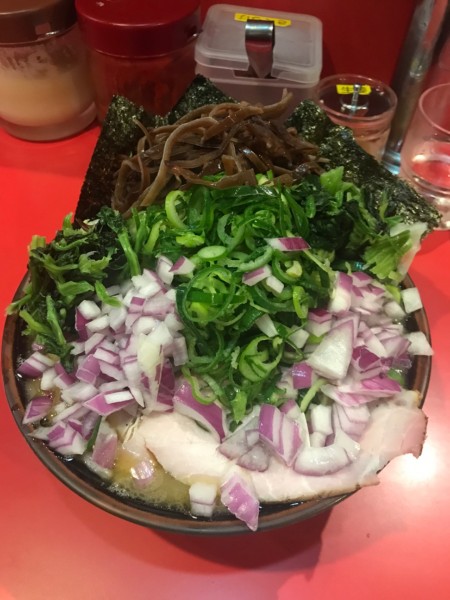 「ラーメン＋九条ねぎ＋むらさきたまねぎW＋感謝のきくらげ 千円」@どんとこい家の写真