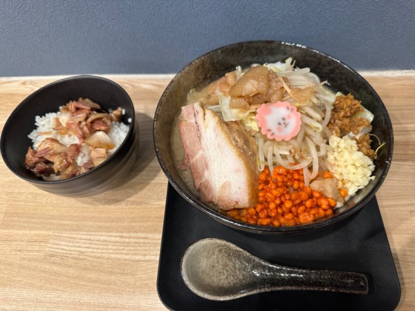 「漢二郎（小・200g）900円＋ライス100円」@拉麺うずまきの写真