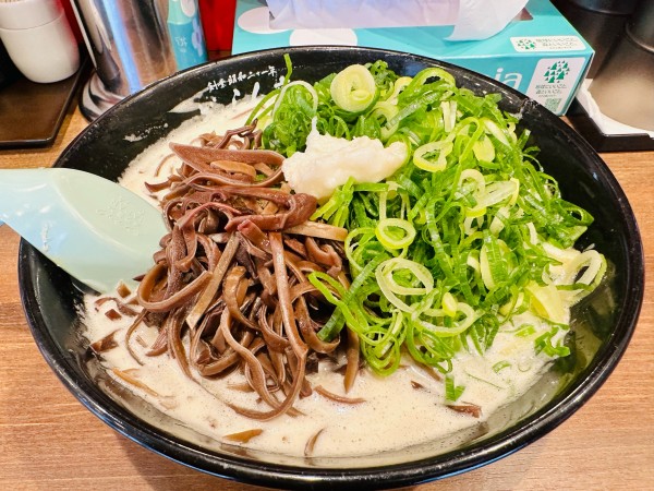 「ねぎ盛どろラーメン 1,030円 きくらげ 100円」@ぎょらん亭 魚町店の写真