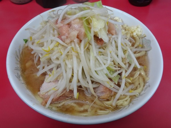 「ぶた5枚入り小ラーメン（900円）野菜アブラニンニク」@ラーメン二郎 環七一之江店の写真