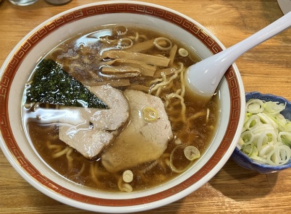 「大盛中華そば (+ねぎ小鉢)」@春木屋 荻窪本店の写真