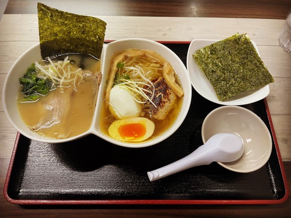 「二色麺 家系・地鶏＋味玉＋海苔」@らーめん 光家の写真