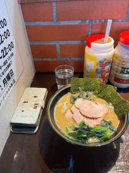 「並チャーシュー3枚980円硬め濃いめ、無料小ライス」@家系ラーメン みなみ家の写真