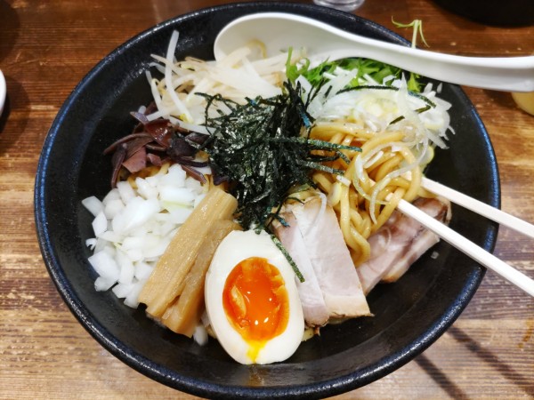 「まぜそば(大盛)·ネギ·半ライス·味つけ玉子」@まる文の写真