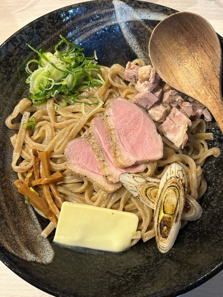「鴨油とエレシバターの油そば」@柳麺 呉田-goden-の写真