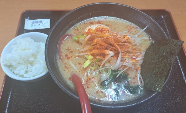 「辛味噌ラーメン890円＋ライス無料」@金成ラーメンの写真