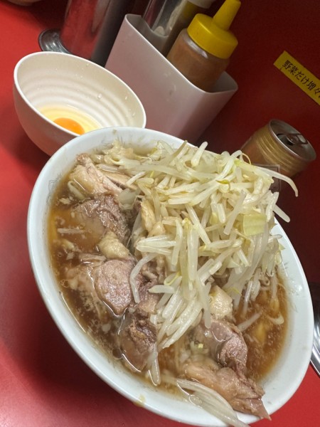 「ラーメン 生卵 烏龍茶」@ラーメン二郎 上野毛店の写真