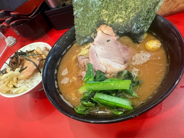 「ラーメン並 まぶし豚」@杉田家 千葉駅前店の写真