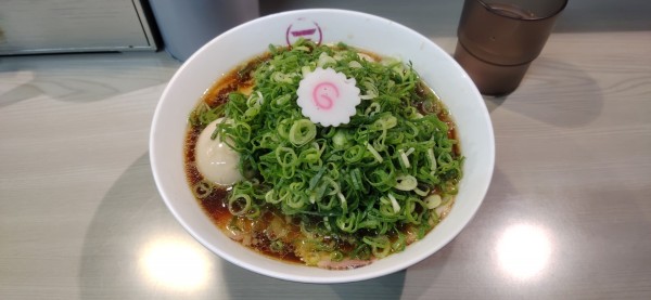 「特中華そば（1150円）+葱増し（200円）」@横浜中華そば 維新商店の写真