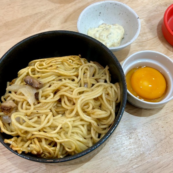 「焼き油そば（並盛）＋卵黄＋タルタル」@焼き油そば専門店 焼爺の写真