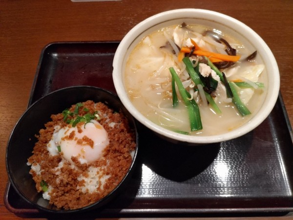 「鶏タンメン+ミニそぼろ丼セット」@鶏料理専門店 とりかく 日比谷シティ店の写真