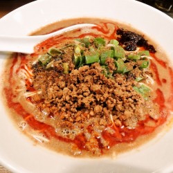 金ゴマ担担麺（930円）