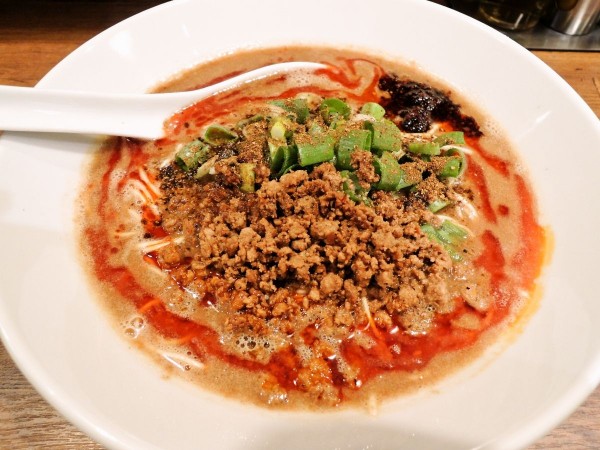 金ゴマ担担麺（930円）