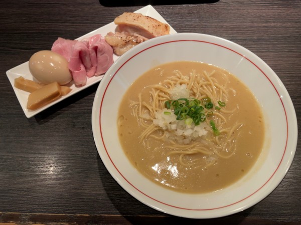 「【限定】牡蠣白湯そば＋田中農場の味玉」@中華そば 十目一八食堂の写真