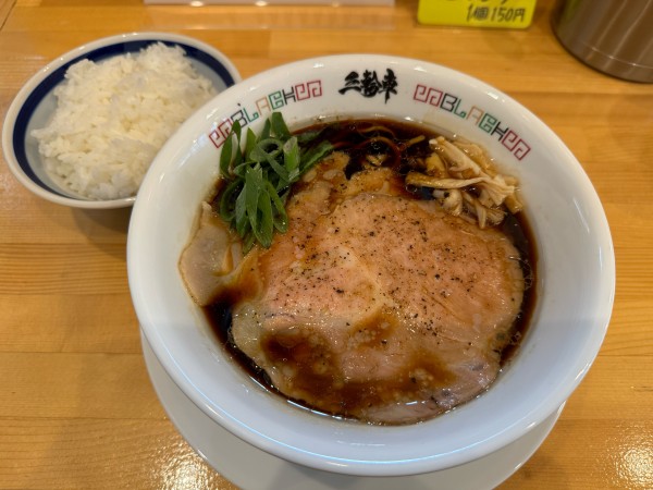 「ブラックヌードル　950円」@三輪車の写真