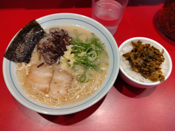 「本格博多ラーメン¥650+サービスライス」@本場博多ラーメン せまかっちゃん 神田店の写真