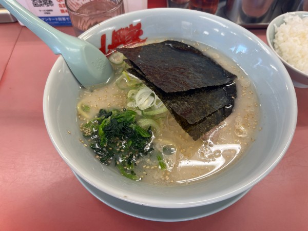 「ランチ塩ラーメン、ライス、餃子セット900円」@山岡家 平塚店の写真