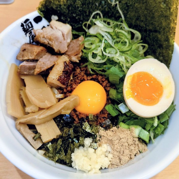 「全部乗せまぜそば」@麺屋 こころ 浜松町店の写真