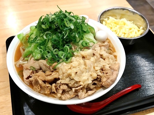 「ラーメン 醤油（特盛＋チーズ＋うずら）」@THE FATTON 静大前店の写真