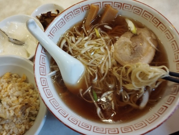 「ランチ 醤油ラーメンと半チャーハン(750)」@美心酒家の写真