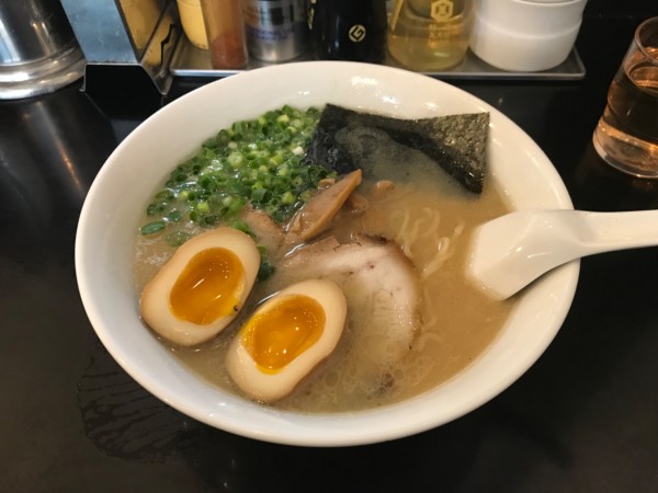 「特製らーめん 750円＋醤蛋120円」@らーめん 茂木の写真