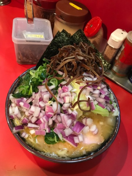 「ラーメン＋九条ねぎ＋むらさきたまねぎW＋感謝のきくらげ 千円」@どんとこい家の写真