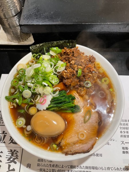 「生姜しょうゆ半熟味玉+大盛+ネギ+ほぐし叉焼+コシヒカリ」@拉麺 生姜と肉の写真