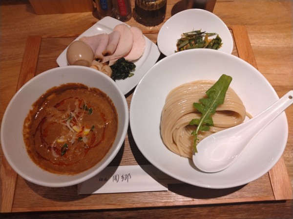 「赤つけ麺煮卵¥1250+葉にんにく¥150-」@麺屋 周郷 神田店の写真