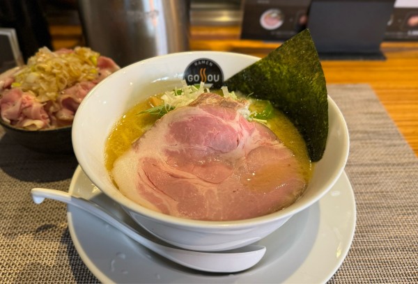 「塩らーめん＋ミニ丼セット（チャーシュー丼）¥1300」@RAMEN GOSSOU 新橋店の写真