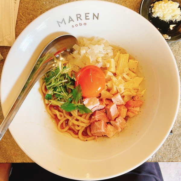 「しょうゆまぜそば（ミニ飯付き）＋追いニンニク」@soba MAREN 渋谷店の写真